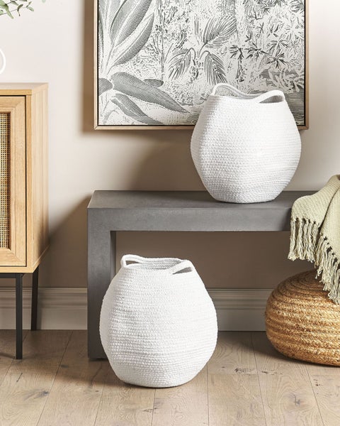 Zwei weiße Wäschekörbe aus Seil mit Tragegriffen