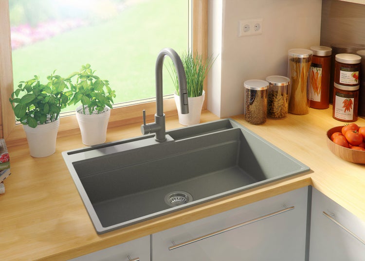 Spüle mit Abtropffläche und Armatur in einer hellen Küche