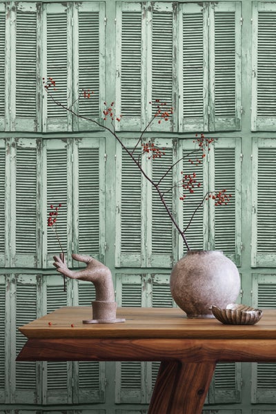 Dekorative Szene mit Tisch, Blumenvase, Handskulptur und Wandpaneelen im Shabby-Chic-Stil