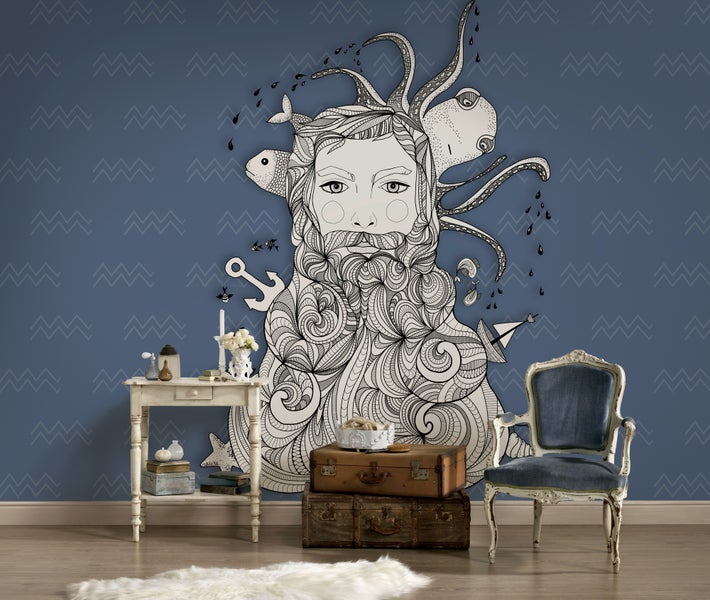 Künstlerische Fototapete mit einem stilisierten Seemann in einem Raum mit Vintage-Möbeln, blauer Wand mit Wellenmuster und maritimem Design.