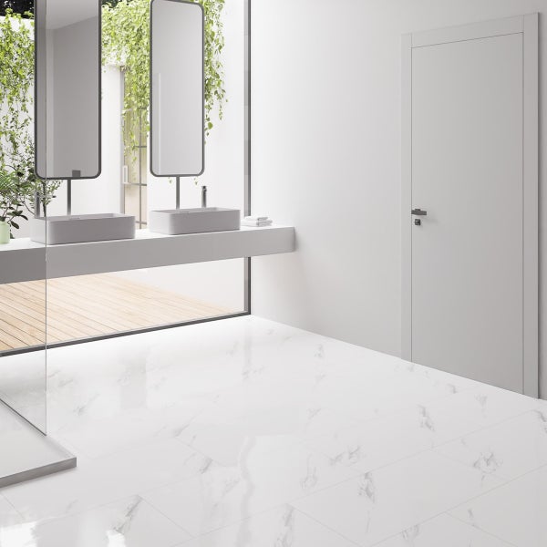 Modernes Badezimmer mit weißen Marmorfliesen, Waschbecken und Spiegeln.