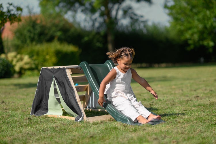 Spielturm mit Rutsche und Zeltfunktion im Garten mit Kind
