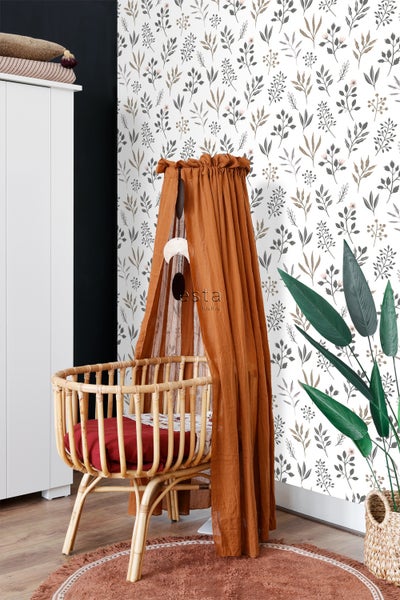 Kinderzimmer mit Rattanwiege, Baldachin und botanischer Tapete