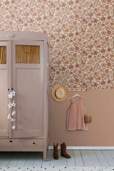 Zimmer mit floraler Tapete, Kleiderschrank, Kleid, Hut und Stiefeln