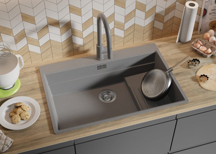 Küchenspüle mit Armatur in einer modernen Küche