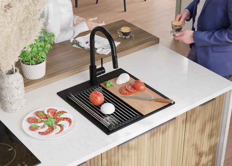 Küchenszene mit Spüle, Armatur, Schneidebrett und Zutaten für Caprese