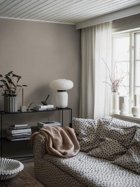 Detailaufnahme eines Holzfasses mit Licht