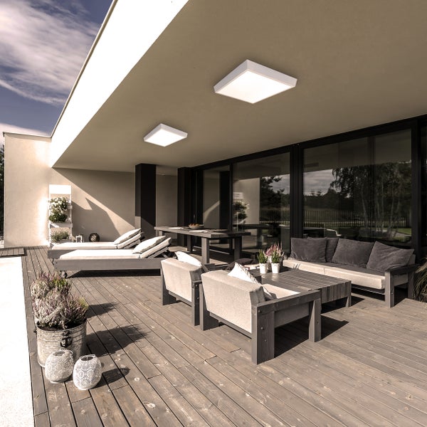 Terrasse mit Gartenmöbeln, Liegen und quadratischen Deckenleuchten