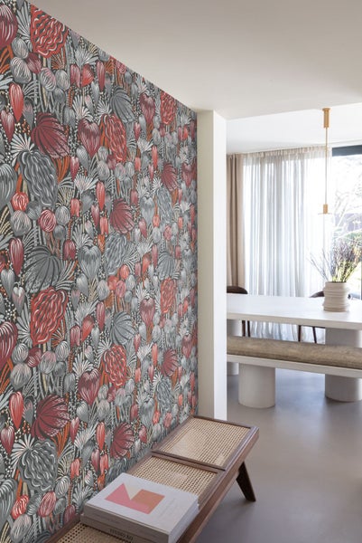 Leeres Metallregal mit vier Ebenen