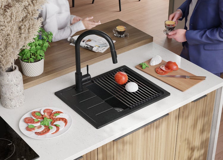 Küchenszene mit schwarzer Spüle, Armatur, Geschirr und Lebensmitteln auf einer Arbeitsfläche.