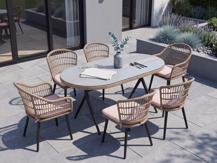 Gartenessgruppe bestehend aus einem ovalen Tisch mit Glasplatte und fuenf Korbstuehlen mit Sitzkissen auf einer modernen Terrasse.