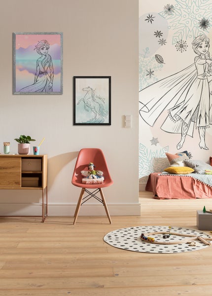 Kinderzimmer mit Möbeln, Wandbildern und Spielzeug für Kinder