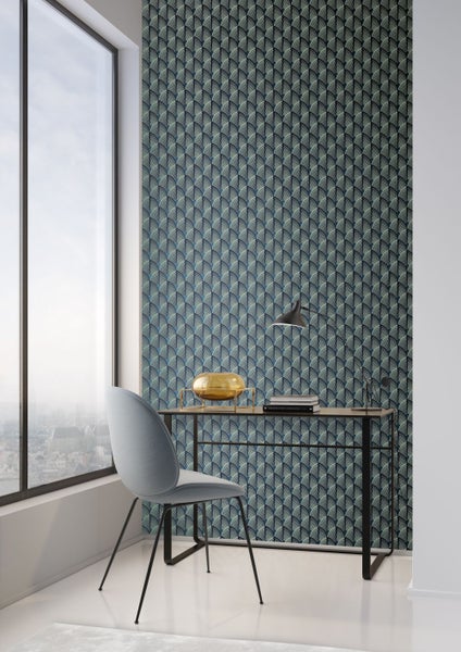 Raum mit Tapete im Fächerdesign, Schreibtisch und Stuhl