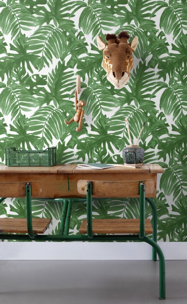 Kinderzimmer mit Dschungeltapete und Vintage-Schreibtisch mit Stühlen