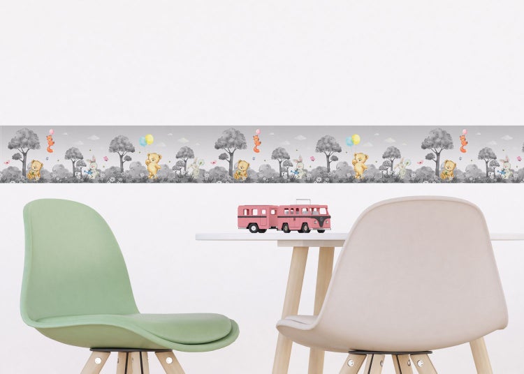 Kinderzimmer mit Bärengrafik Bordüre, Tisch und zwei Stühlen