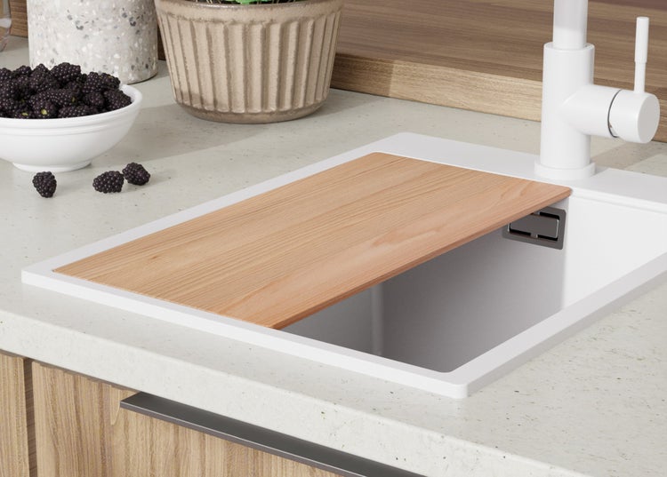 Küchenspüle mit Schneidebrett, Wasserhahn und Dekoration