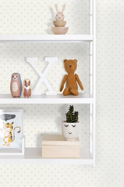 Regal mit Kinderspielzeug und Dekorationsartikeln