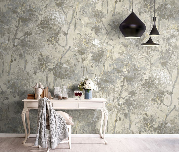 Dekorative Wandgestaltung mit Baum Tapetenmuster, Schreibtisch und Hängelampen für ein elegantes Ambiente