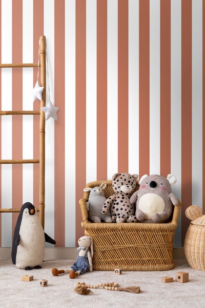 Kinderzimmer mit gestreifter Tapete, Dekoleiter, Spielzeug und Weidenmöbeln