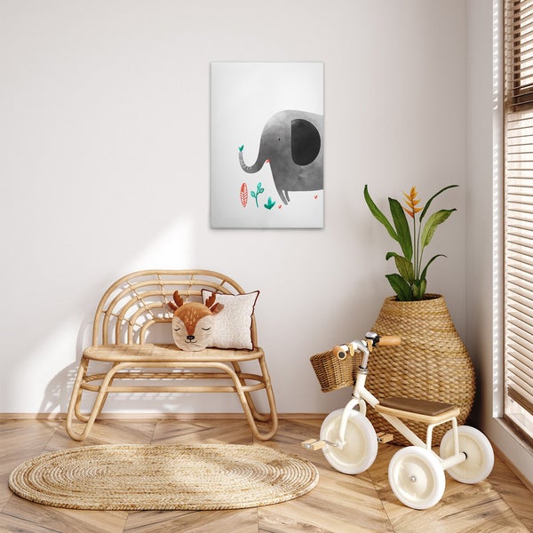 Kinderzimmer mit Elefantenbild, Rattansitzbank, Dekokissen und Kinderdreirad