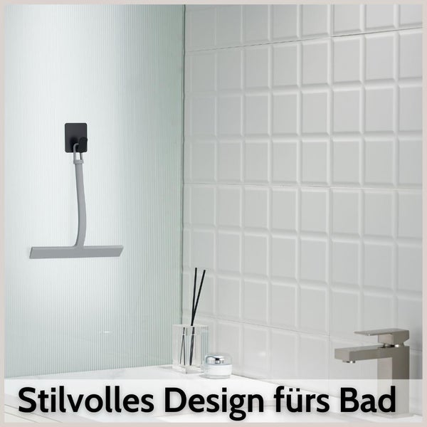 Duschabzieher an einem Wandhaken in einem hellen Badezimmer mit Riffelglas und weißen Wandfliesen.