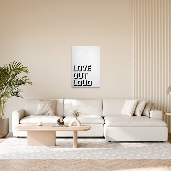 Wohnzimmer mit Leinwanddruck mit dem Schriftzug Love Out Loud