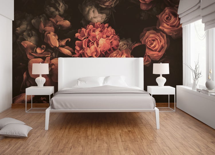 Modernes Schlafzimmer mit großflächiger Fototapete mit Blumenmotiven, weißem Bett, grauer Bettwäsche, Nachttischen und Holzboden.