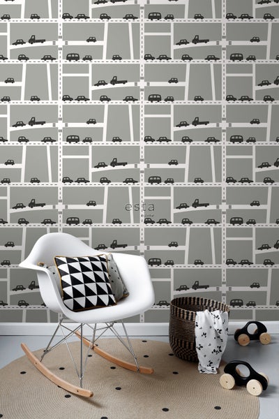 Dekoratives Kinderzimmer mit Auto-Motivtapete, Schaukelstuhl und geflochtenem Korb