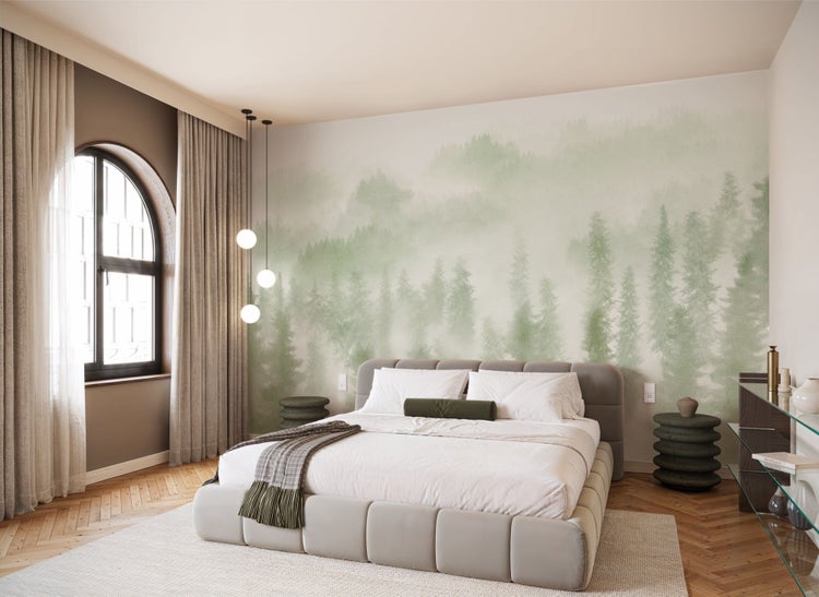 Schlafzimmer mit Bett, Nachttischen, Vorhängen und Waldtapete für eine ruhige Atmosphäre