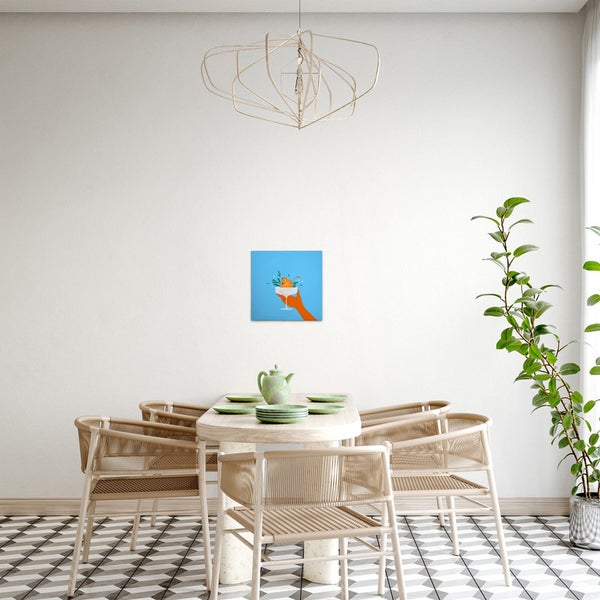 Esszimmer mit Esstisch, Stühlen, Zimmerpflanze und einem Bild mit einer Hand, die ein Glas mit Blumen hält.