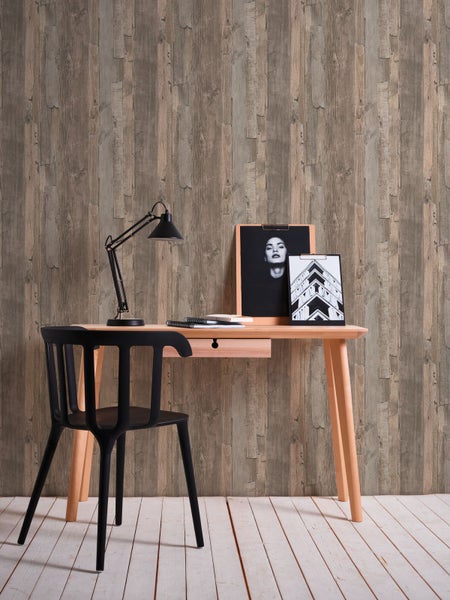 Tapete in Holzoptik mit Dekoration auf einem Tisch