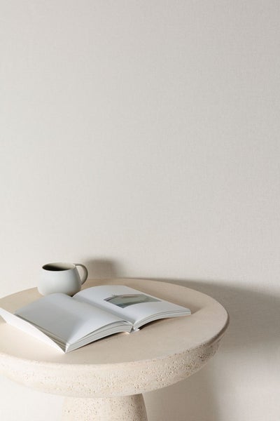 Ankleidezimmerszene mit Frisiertisch, Spiegel und Kleiderständer für eine organisierte Aufbewahrung von Kleidung und Accessoires.