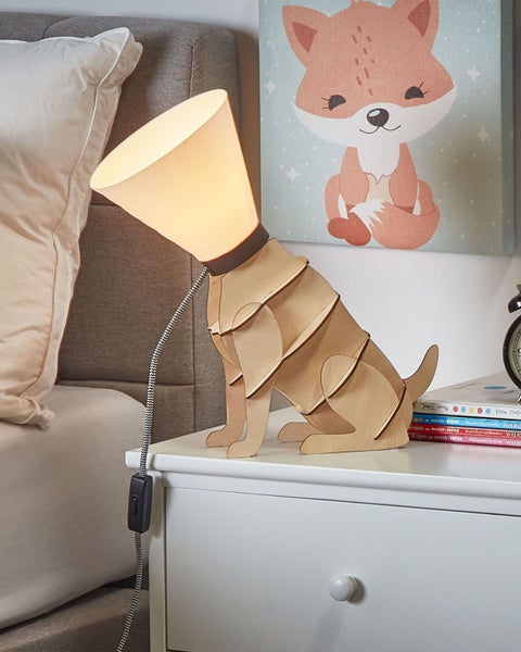 Dekorative Hundelampe aus Holz auf einem Nachttisch