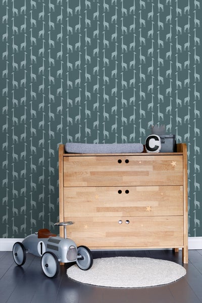 Kinderzimmer mit Tapete mit Giraffenmuster, Kommode mit Wickelauflage und Spielzeugauto