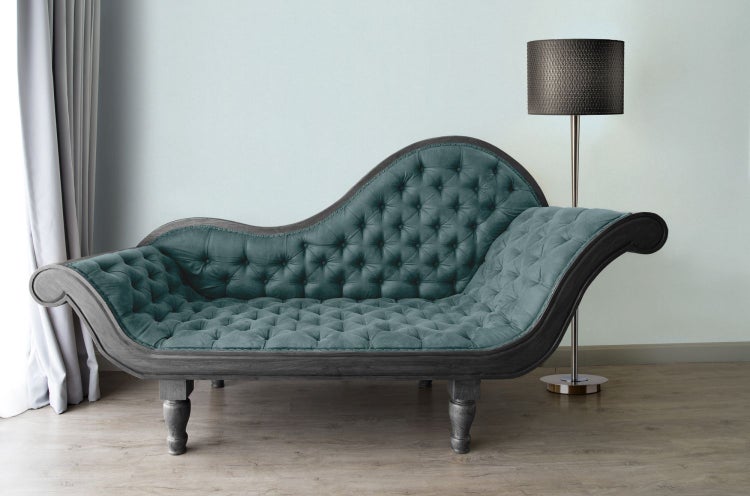 Chaiselongue mit Knopfheftung und Stehlampe für stilvolle Wohnräume