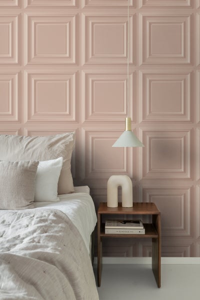 Schlafzimmer mit Bett, Nachttisch und Wandpaneelen im quadratischen Design