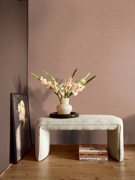 Dekorative Szene mit Sitzbank, Blumenvase und gerahmtem Porträt