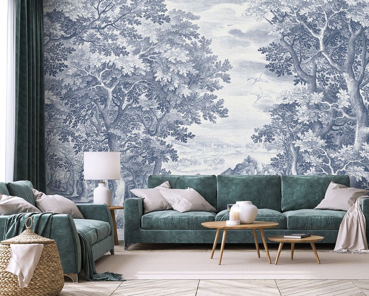 Wohnzimmer mit Sofa, Sessel und Tapete mit Waldmotiv für ein gemütliches Ambiente.