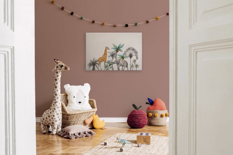Kinderspielzimmer mit einem Wandbild von einer Giraffe und einem Elefanten in einer Dschungellandschaft sowie Plüschspielzeug und Dekoration.