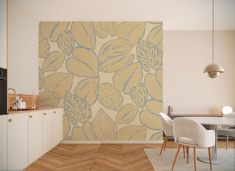 Helles Zimmer mit Tapete mit Pflanzenmotiven, Küchentheke und Essbereich.