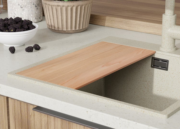 Küchenspüle mit Schneidebrett und Beeren