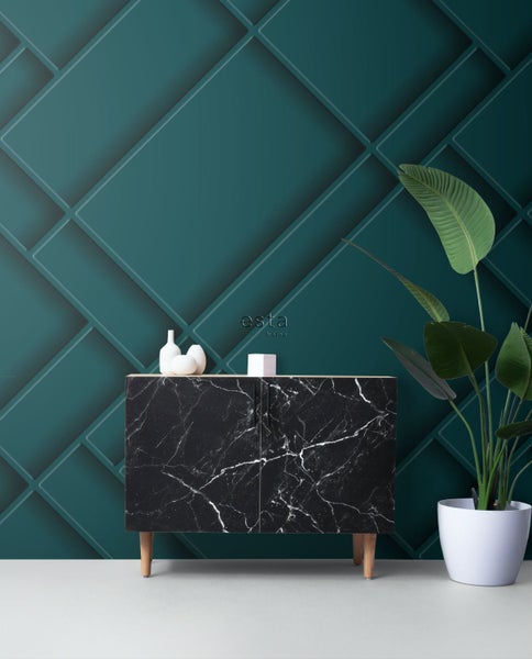 Dekorative Szene mit Anrichte im Marmorstil, Zimmerpflanze und gemusterter Tapete