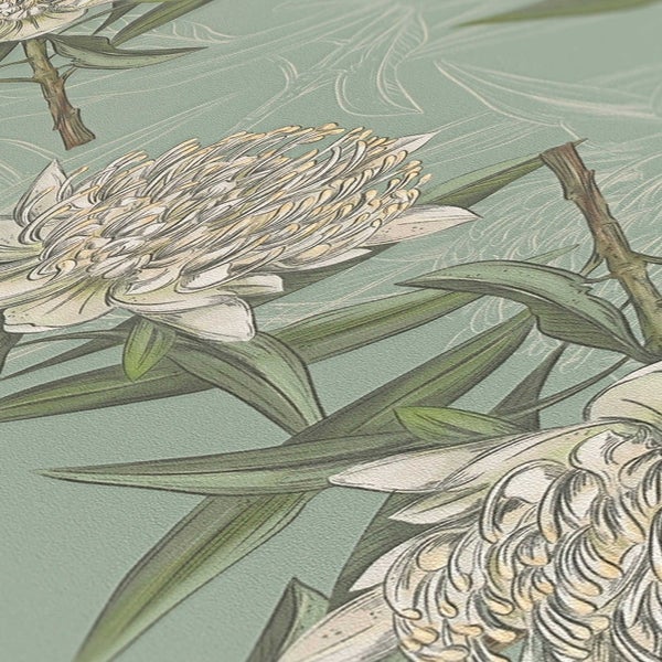 Esszimmer mit Esstisch, Stühlen, Kommode und floraler Tapete