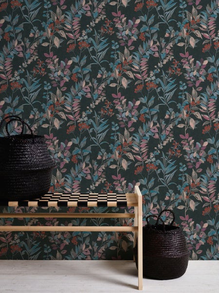 Raumansicht mit floral gemusterter Tapete, Bank und Körben