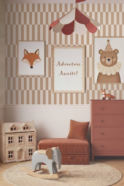 Kinderzimmer mit Spielzeug, Kommode und Wandbildern von Fuchs und Bär