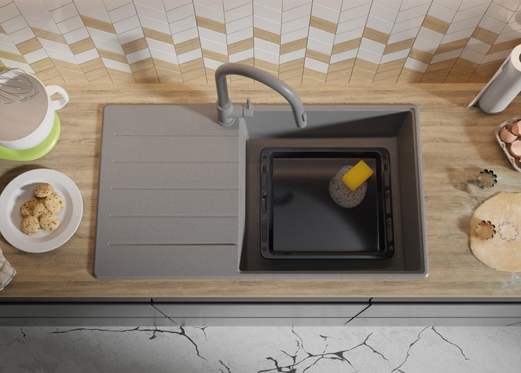 Küchenszene mit Spüle, Armatur, Backblech, Geschirrspülschwamm und Backutensilien.