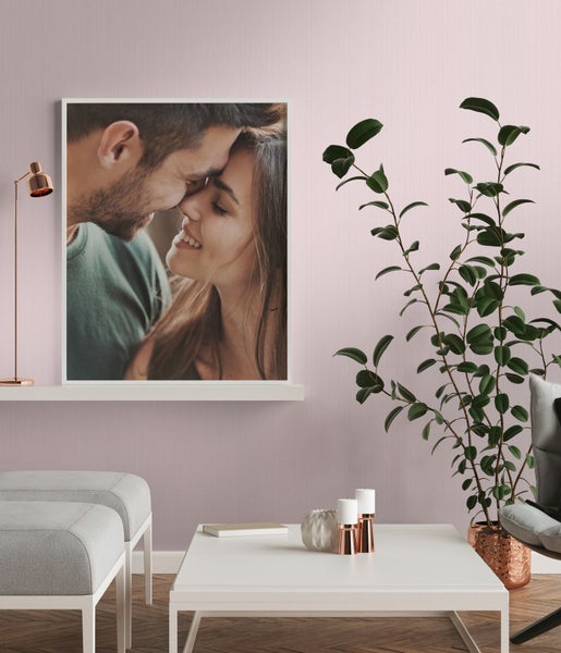 Wohnzimmer mit Bild, Tisch, Pflanze und Sitzgelegenheiten für eine gemütliche Atmosphäre