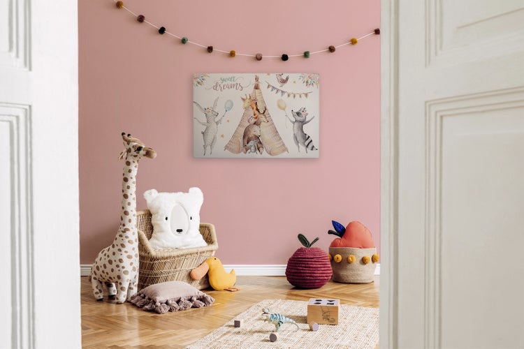 Wandbild mit Tiermotiv im Kinderzimmer mit Giraffe, Plüschtieren und weicher Einrichtung.