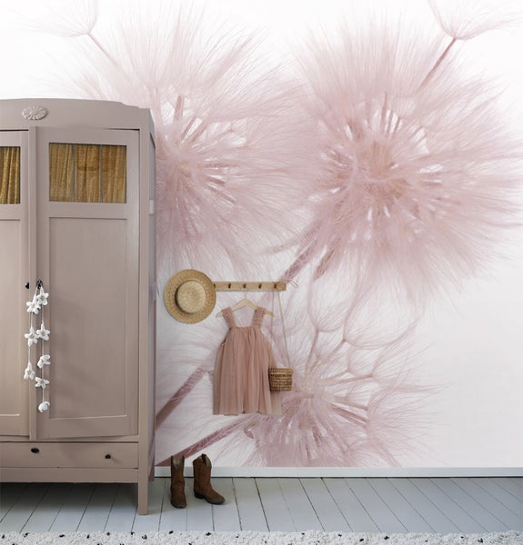 Kinderzimmer mit Kleiderschrank, Kleidung und Wandtapete mit Pusteblumenmotiv