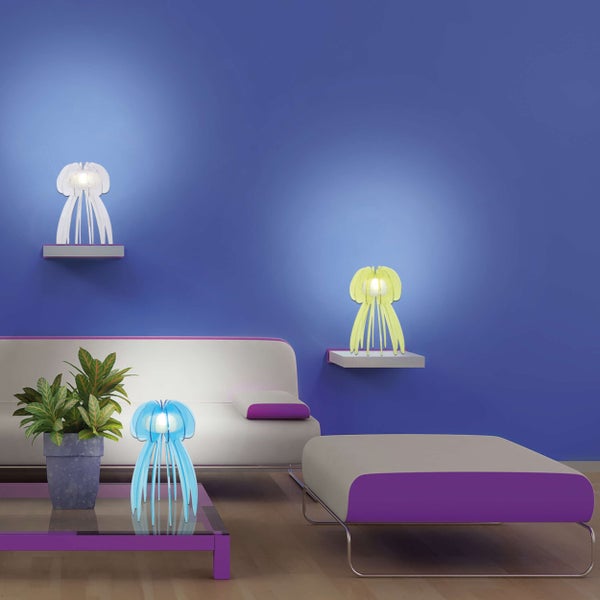 Wohnzimmer mit Sofa, Tisch, Pflanze und dekorativen Lampen an der Wand